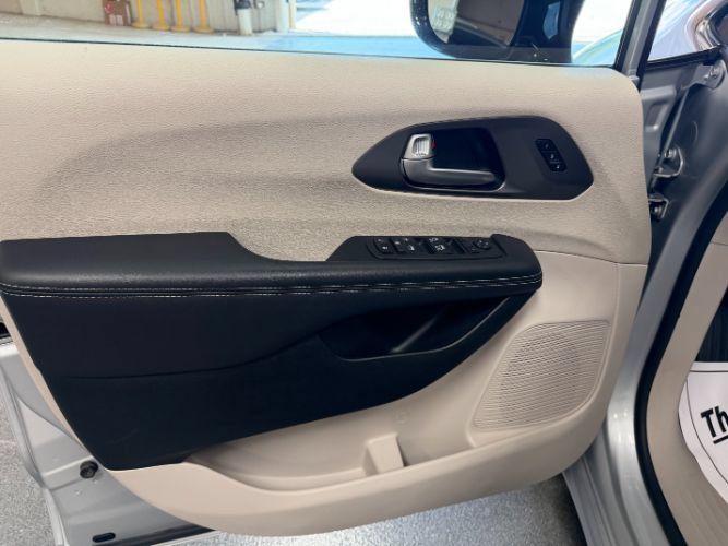Used 2024 Chrysler Pacifica Touring-L FWD image 10