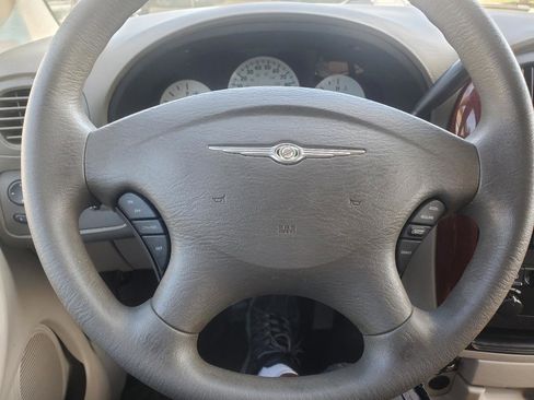 Used 2006 Chrysler Town & Country Limited w/ Popular Equipment Group I FWD image 20