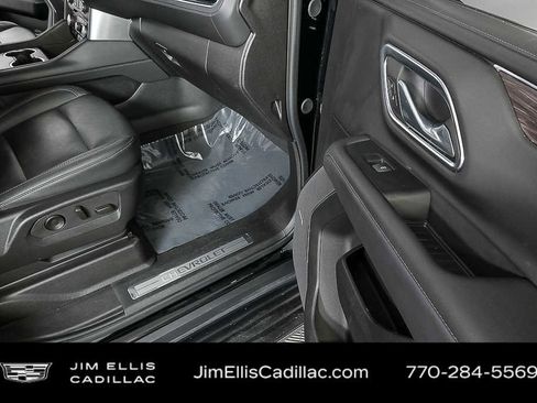 Used 2025 Chevrolet Suburban LT image 24