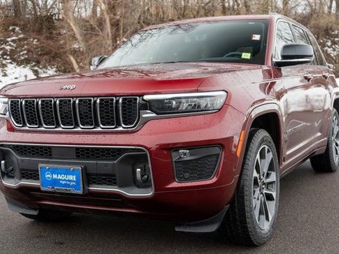 Used 2023 Jeep Grand Cherokee Overland w/ Luxury Tech Group IV AWD/4WD image 2
