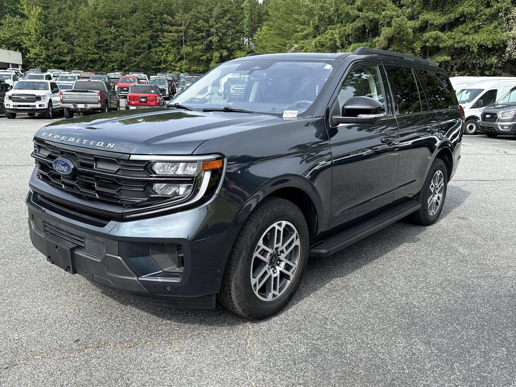 Used 2025 Ford Expedition Active AWD/4WD image 3