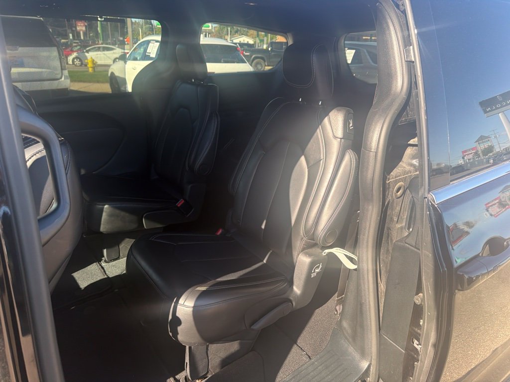 Used 2025 Chrysler Pacifica Select FWD image 11