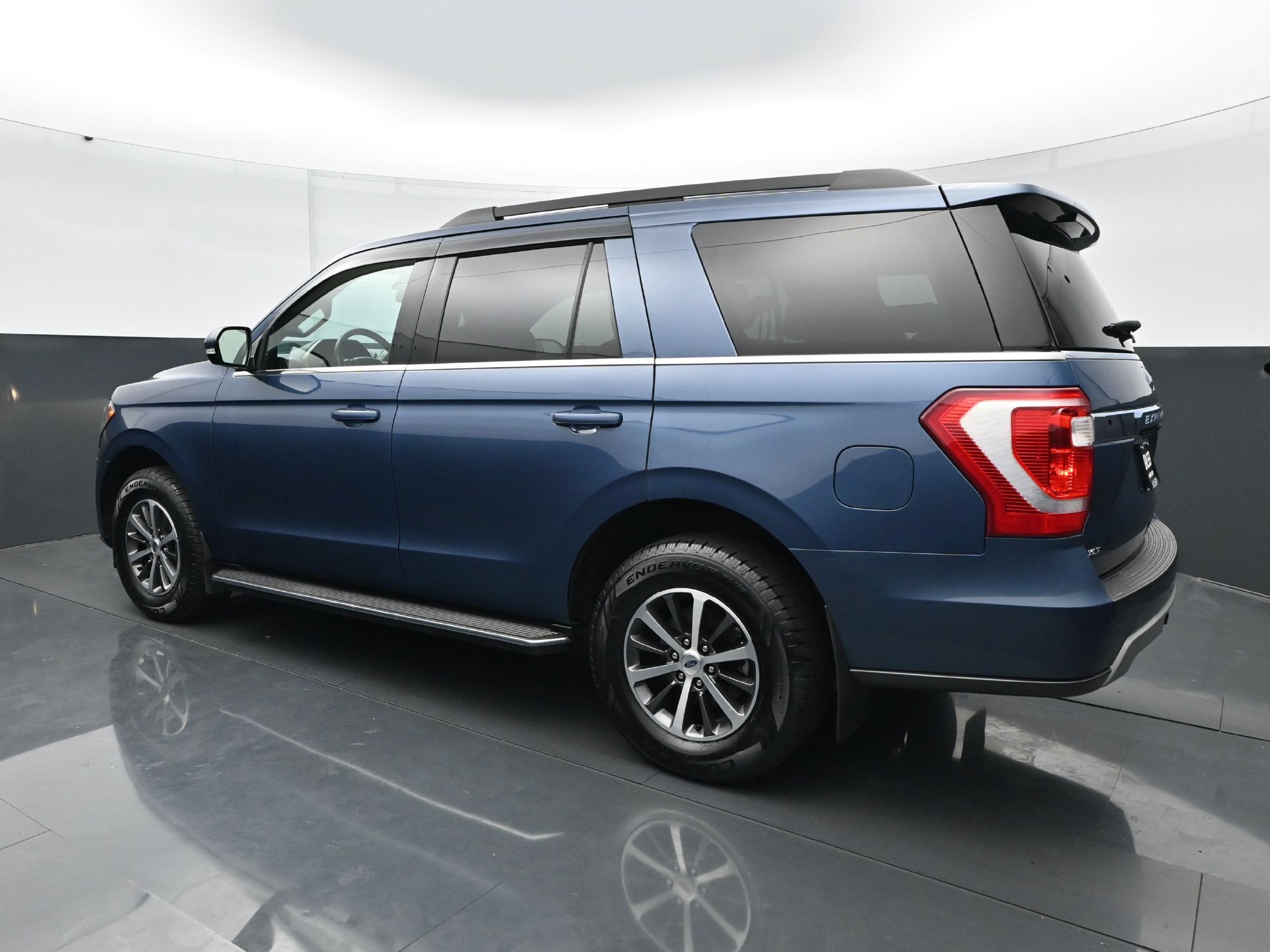 Used 2019 Ford Expedition XLT w/ Equipment Group 202A AWD/4WD image 3