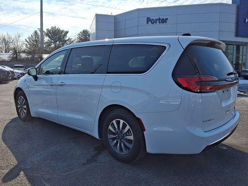 Used 2023 Chrysler Pacifica Touring-L image 4