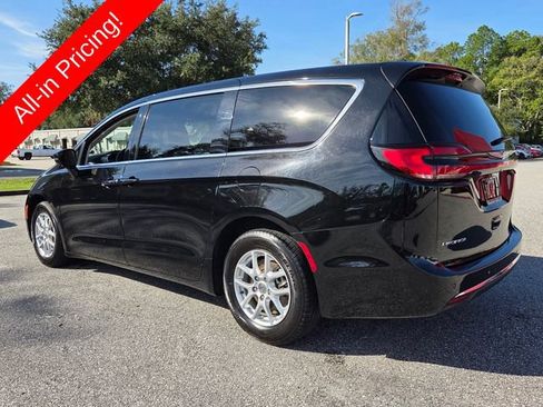 Used 2024 Chrysler Pacifica Touring-L FWD image 3