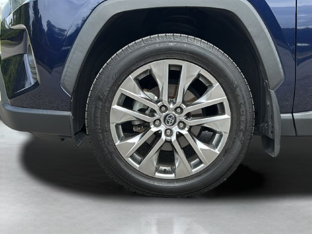 Used 2021 Toyota RAV4 XLE Premium AWD/4WD image 5