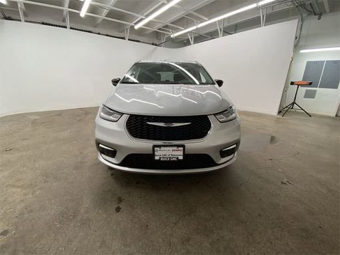 Used 2024 Chrysler Pacifica Touring-L image 9