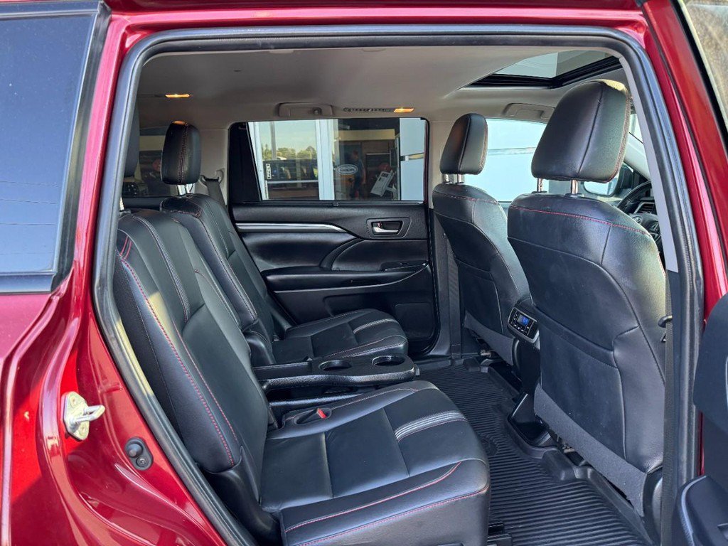 Used 2019 Toyota Highlander SE w/ Nightshade Edition AWD/4WD image 13