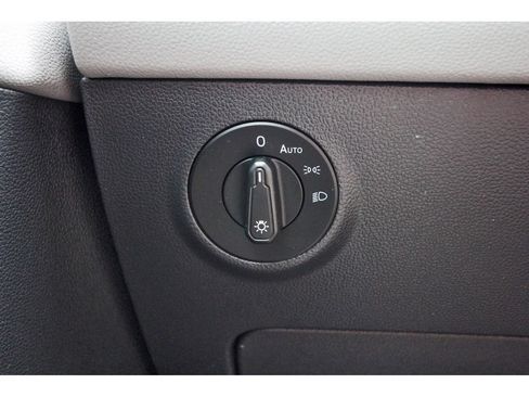 Used 2023 Volkswagen Taos SE w/ Panoramic Sunroof Package FWD image 17