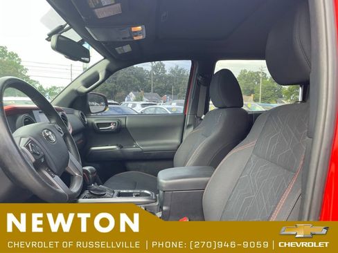Used 2017 Toyota Tacoma TRD Sport AWD/4WD image 4