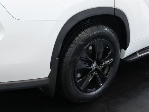 Used 2024 Toyota Highlander XLE AWD/4WD image 15