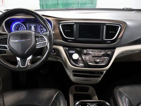 Used 2019 Chrysler Pacifica Touring-L image 13