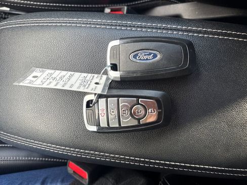 Used 2025 Ford Escape Platinum w/ Premium Technology Package image 39