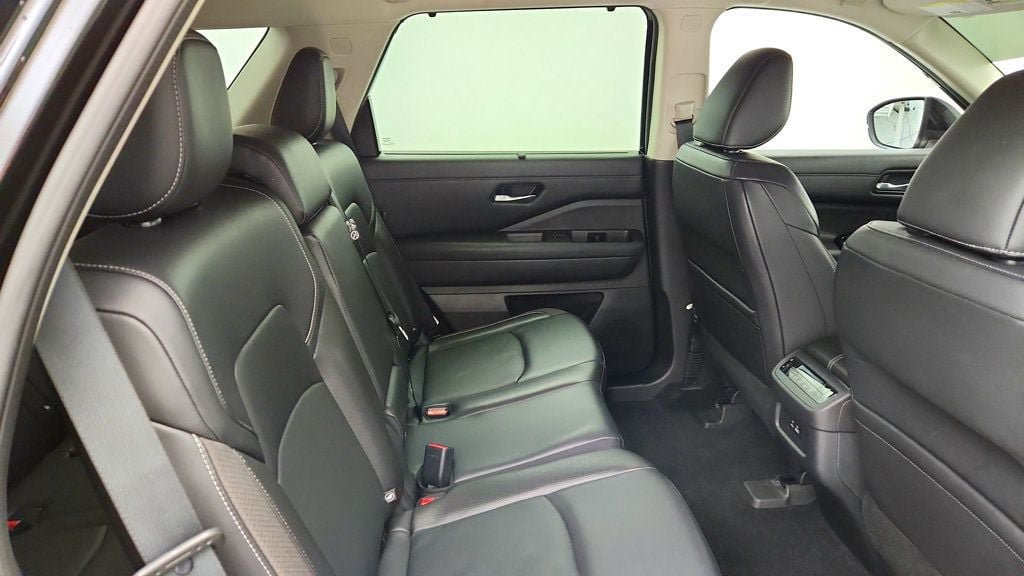 Used 2022 Nissan Pathfinder SL AWD/4WD image 24