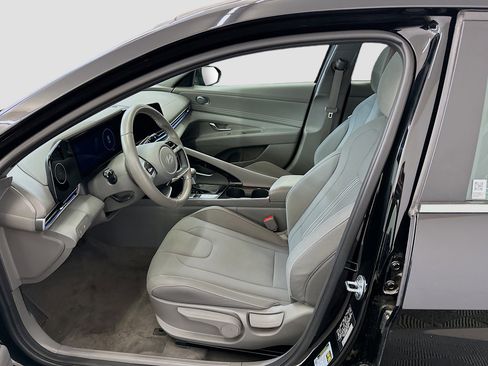 Used 2025 Hyundai Elantra SEL image 13