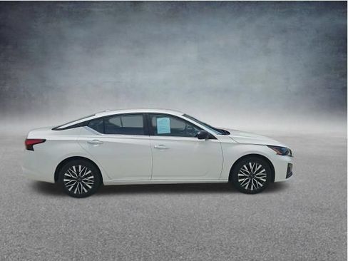 Used 2025 Nissan Altima 2.5 SV FWD image 9