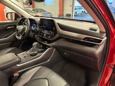 Used 2023 Toyota Highlander XLE AWD/4WD image 16