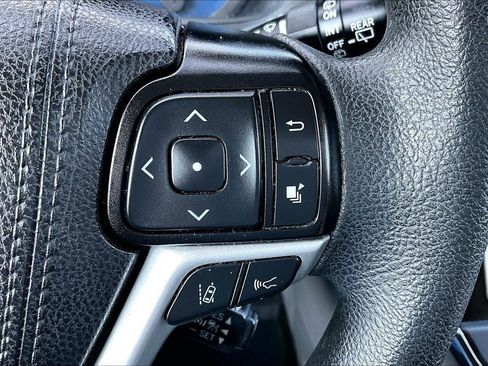 Used 2019 Toyota Sienna LE w/ Carpet Mat Package image 12