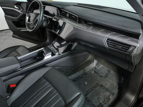 Used 2023 Audi e-tron Premium Plus w/ Premium Plus Package AWD/4WD image 24