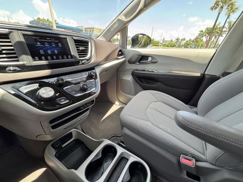 Used 2021 Chrysler Voyager LX image 4