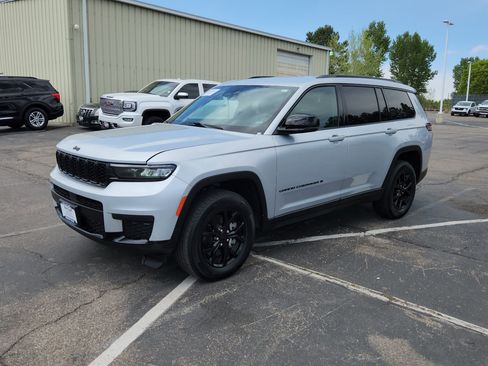 Used 2024 Jeep Grand Cherokee L Laredo AWD/4WD image 3