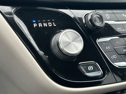 Used 2018 Chrysler Pacifica Touring-L image 21