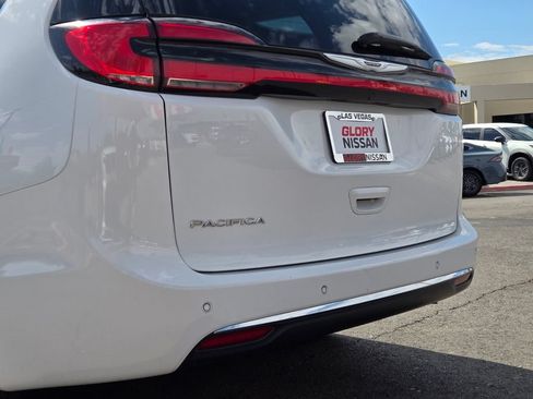 Used 2023 Chrysler Pacifica Touring-L FWD image 6