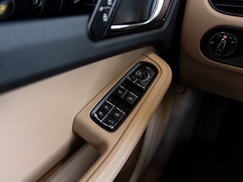 Certified 2025 Porsche Macan Base image 21