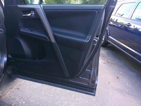 Used 2018 Toyota RAV4 XLE image 25