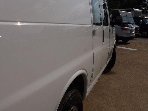 Used 2017 Chevrolet Express 2500 RWD image 12