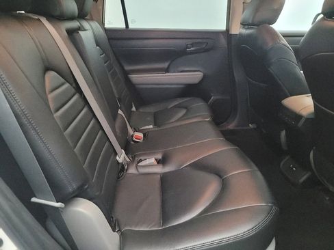 Used 2021 Toyota Highlander L image 19