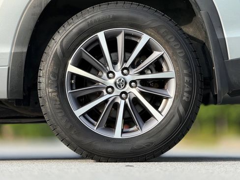 Used 2018 Toyota Highlander XLE AWD/4WD image 19