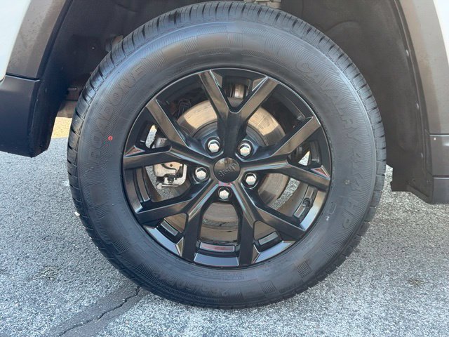 Used 2025 Jeep Grand Cherokee Altitude RWD image 12