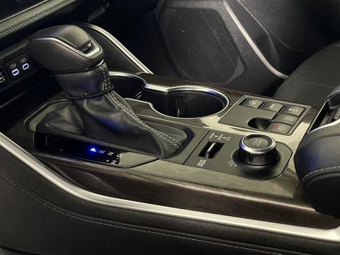 Used 2024 Toyota Highlander Limited image 19