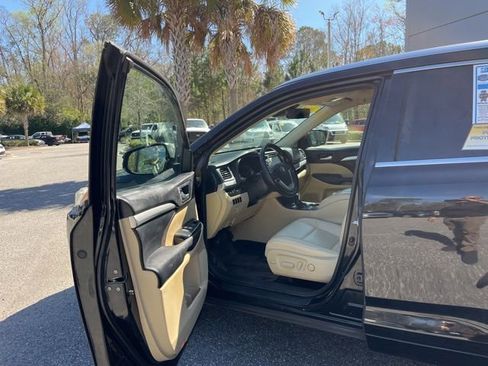 Used 2017 Toyota Highlander XLE image 19