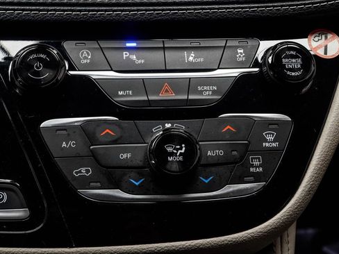 Used 2023 Chrysler Pacifica Limited FWD image 20