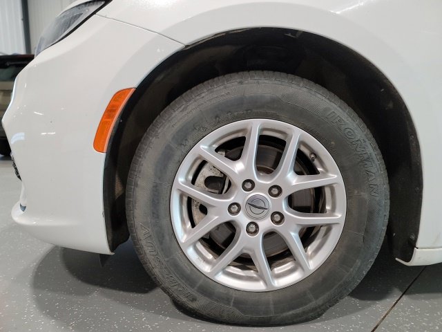 Used 2024 Chrysler Pacifica Touring-L FWD image 12