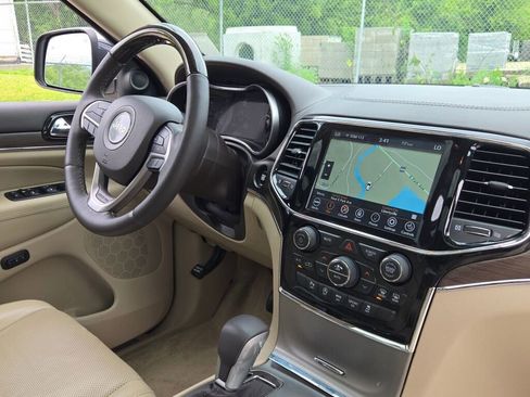 Used 2020 Jeep Grand Cherokee Overland AWD/4WD image 7