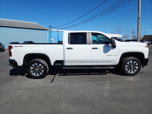 Used 2022 Chevrolet Silverado 2500 Custom w/ Custom Value Package image 9