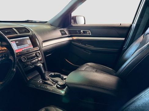 Used 2016 Ford Explorer XLT w/ Equipment Group 202A AWD/4WD image 21