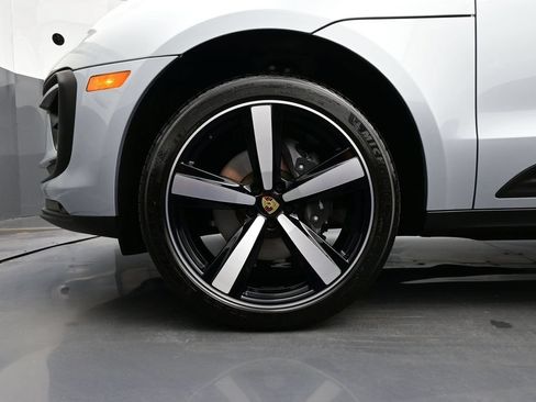 Certified 2025 Porsche Macan AWD/4WD image 6