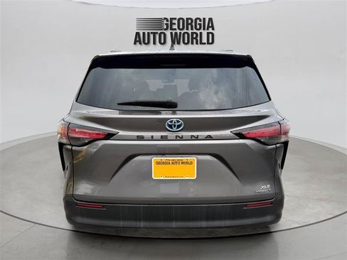 Used 2021 Toyota Sienna XLE FWD image 13