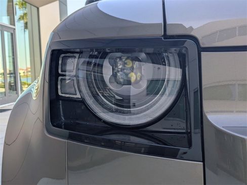 Used 2024 Land Rover Defender 90 X-Dynamic SE image 10