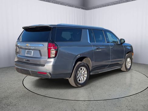 Used 2022 Chevrolet Suburban LT image 3