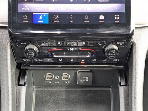 Used 2024 Jeep Grand Cherokee L Limited w/ Luxury Tech Group II image 23