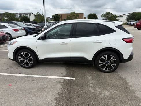 Used 2022 Ford Escape SE w/ SE Sport Appearance Package FWD image 2