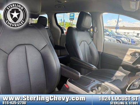 Used 2024 Chrysler Pacifica Touring-L FWD image 12