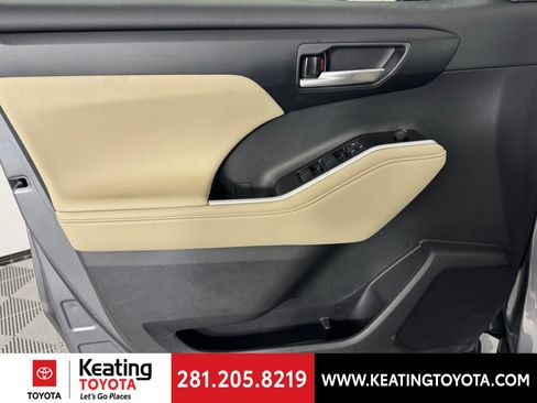 Used 2025 Toyota Highlander XLE AWD/4WD image 11