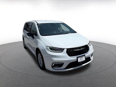 Used 2024 Chrysler Pacifica Touring-L FWD image 3