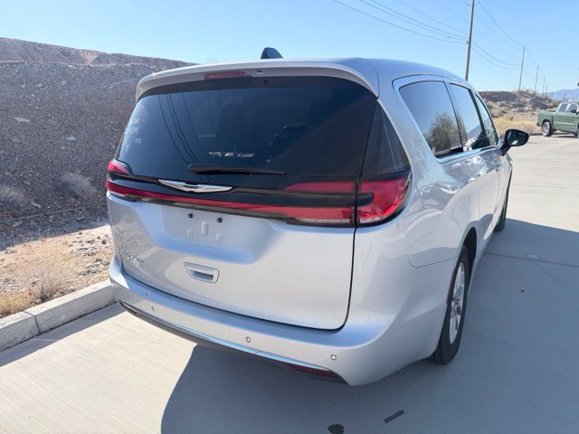 Used 2024 Chrysler Pacifica Touring-L FWD image 8